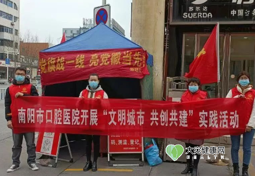 志愿者们在社区疫情防控卡点为出入人员测体温、扫行程码